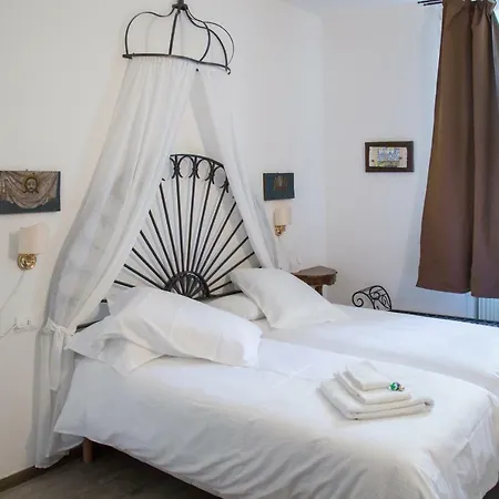 La Loggia Del Castello 3* טרנטו